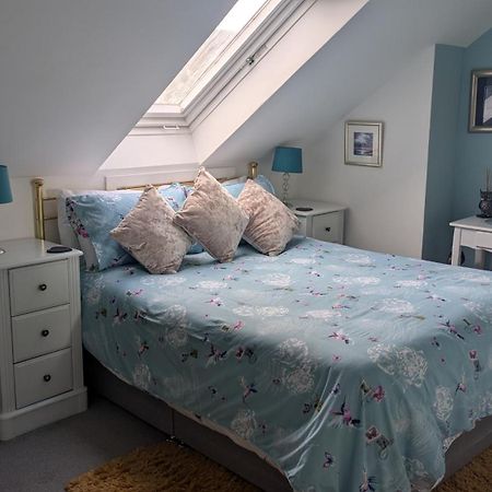 Village Life- Private Attic Suite - Living Room, Bedroom And Bathroom Newtown St Boswells Exterior foto